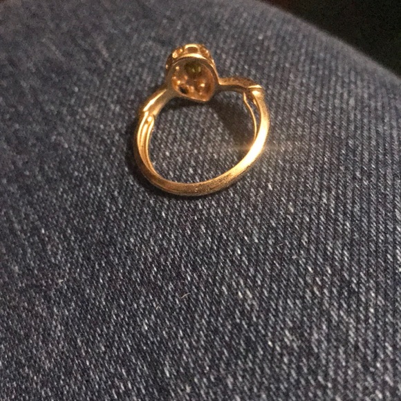 NWOT. GOLD TONE RING w TEARDROP PERIDOT-LIKE STONE - Picture 3 of 3